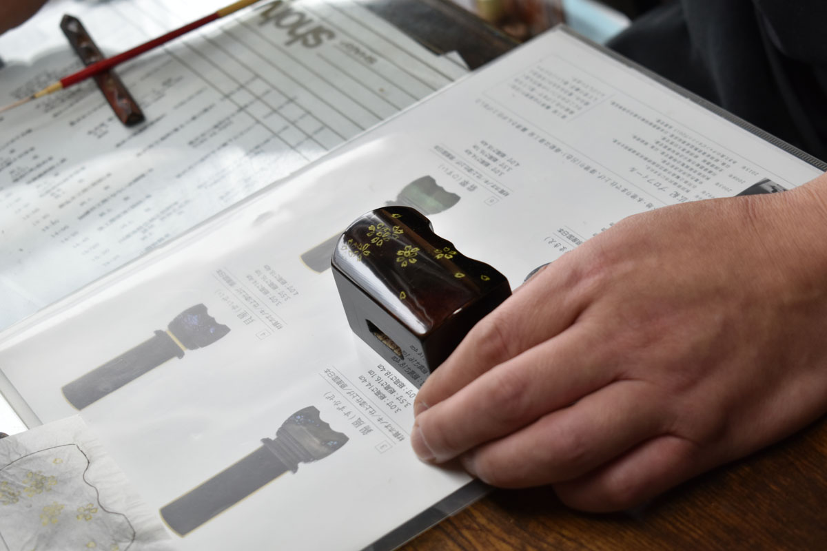 台座蒔絵付け作業